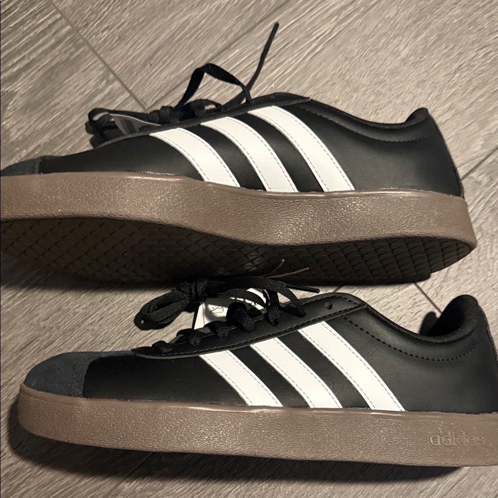 Adidas NWT🏷️Women's Black and White Sneakers sz 8.0